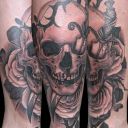 Totenkopf mit Rosen