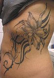 Tattoo Galerie - Motive - Tribal Mit Großer Blüte - 