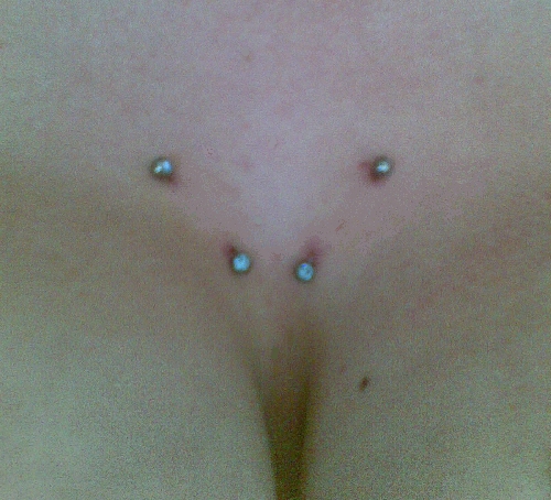 Brust Piercing.jpg