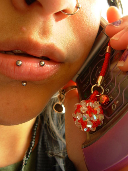 450px-Nostril_labret.jpg