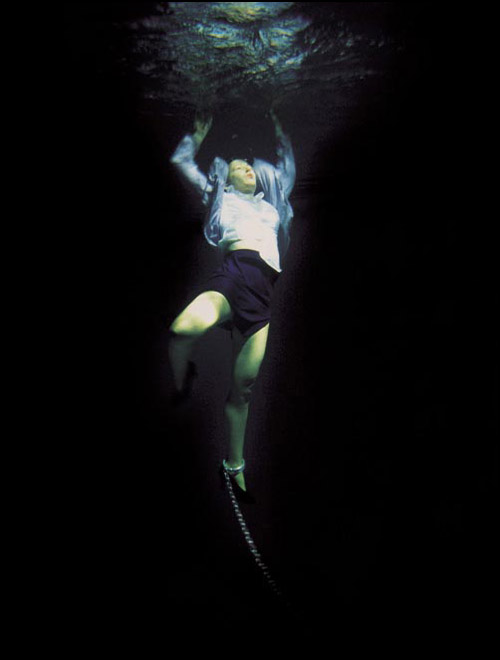 Jetzt kommen nur noch Blasen aus deinem Mund und es zieht dich immer schneller auf den Grund....jpg