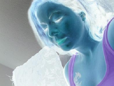 Nina,alt ,mÃƒÂ¼de un blau.jpg