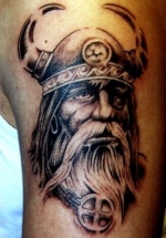 rechter oberarm mit der hand und th von den anderen viking.jpg
