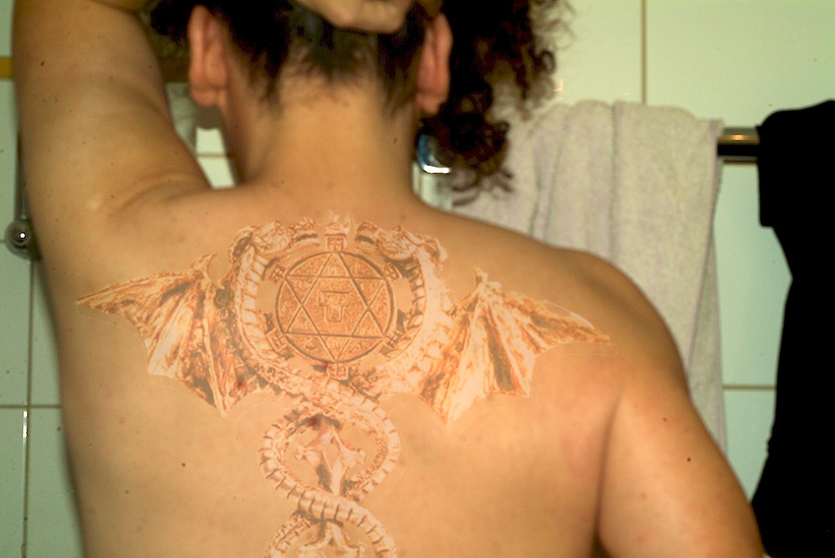 R_Back  002 Tattoo Drachenamulett.jpg