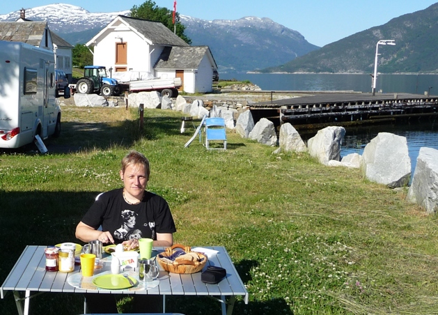 Frühstück am Fjord.JPG