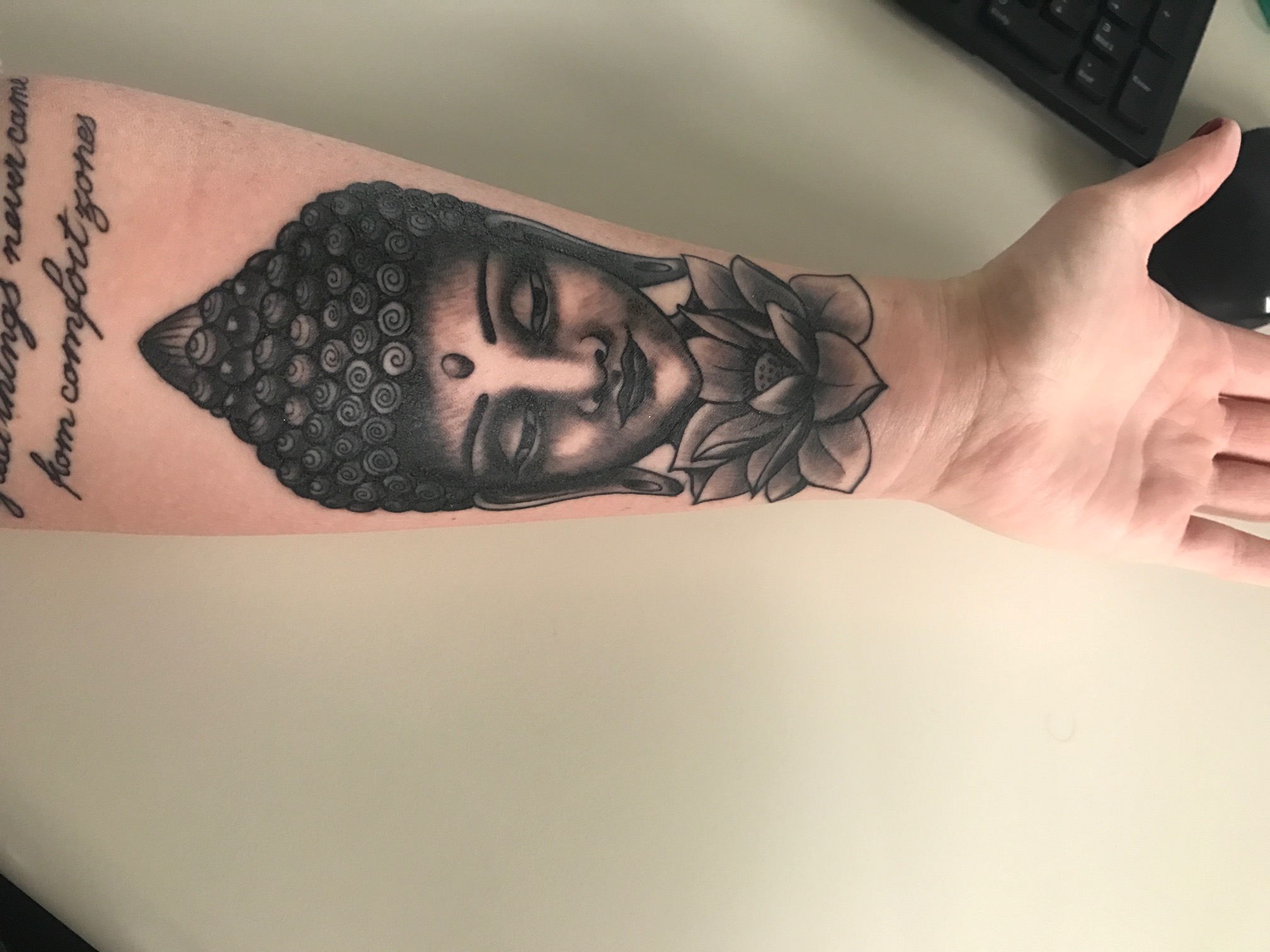 Tattoo am unterarm brennt, pocht und ist heiss Tattoopflege