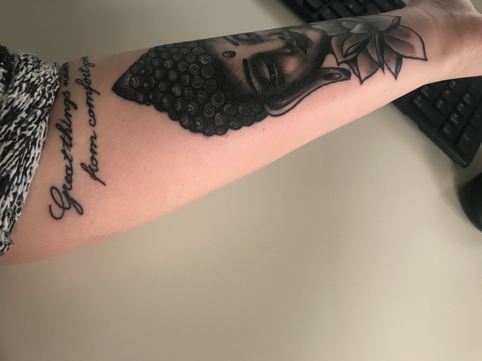 Tattoo am unterarm brennt, pocht und ist heiss Tattoopflege