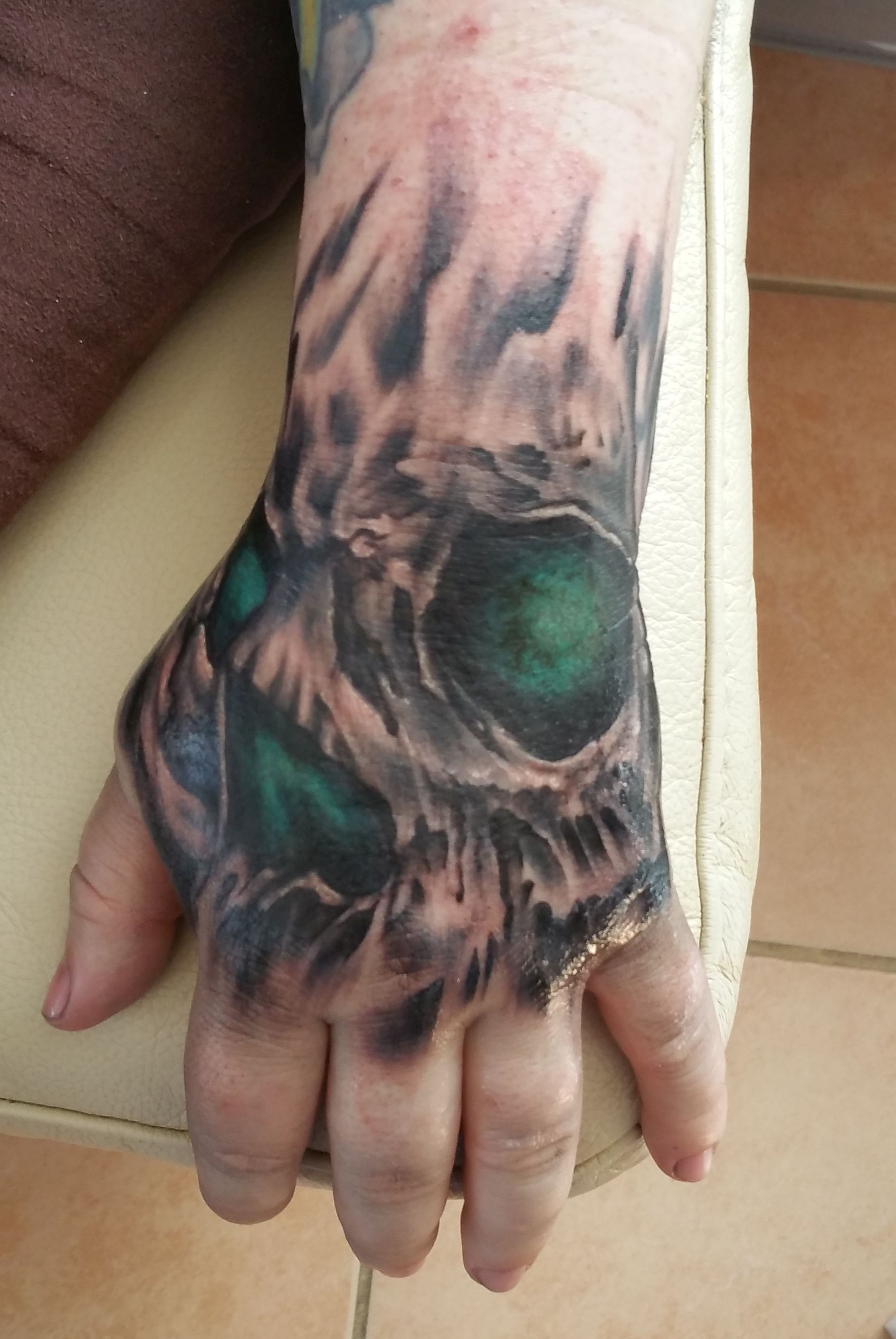 Hilfe Tatoo auf Hand blass!? Tattoo • Tattooscout Forum