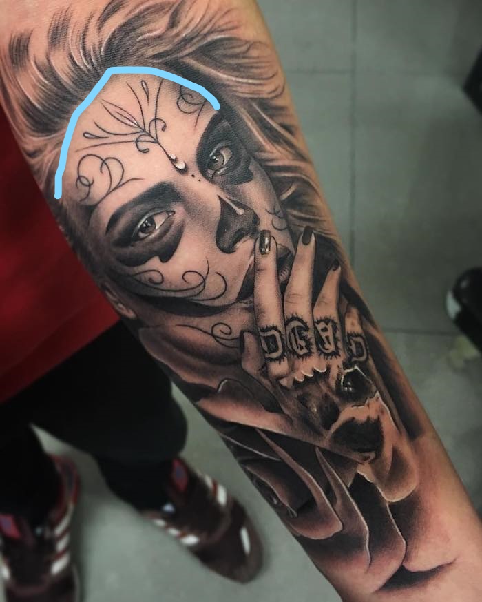 eine-hand-mit-einem-schwarzen-großen-la-catrina-tattoo-mit-einer-jungen-frau-mit-einer-hand-mit-einer-schwarzen-tätowierung_LI.jpg