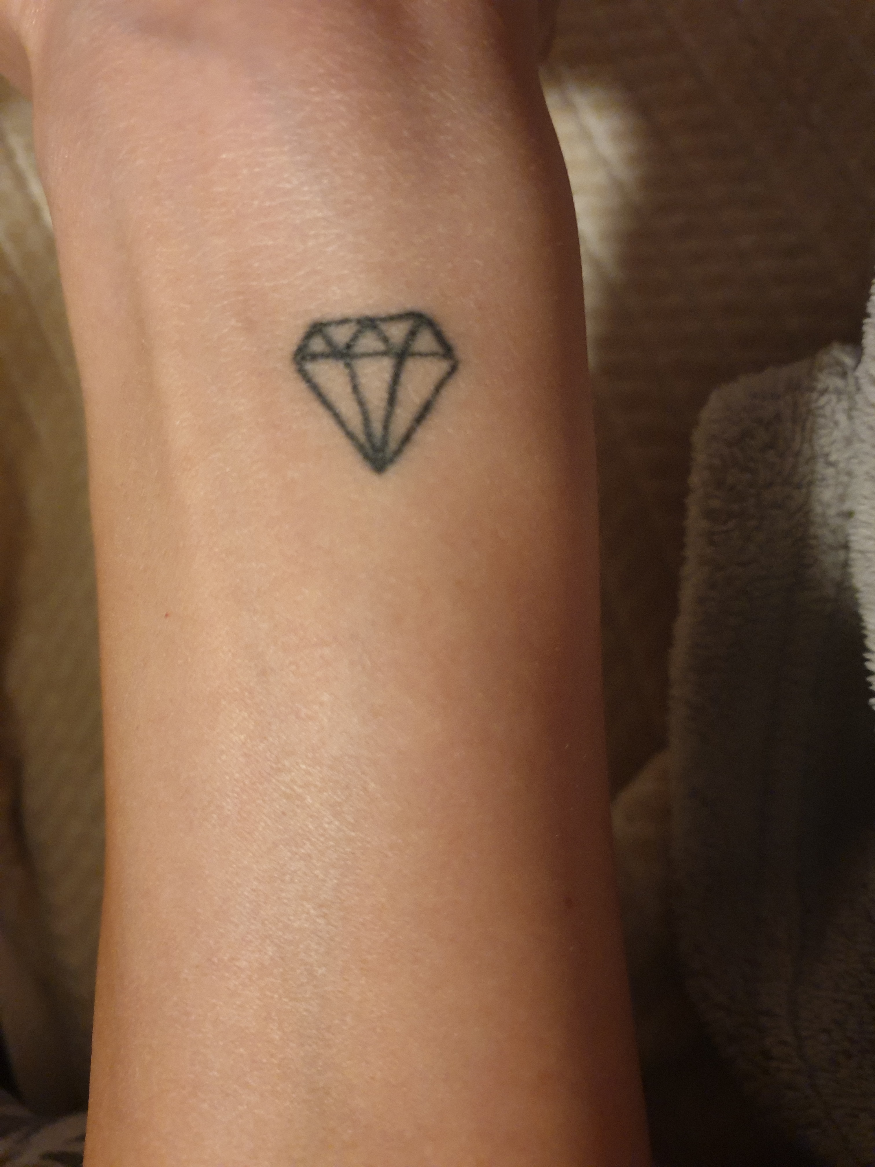 Kleiner Diamant franzt aus&hellip; Tattoo • Tattooscout Forum